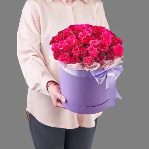 Композиция из красно-розовых кенийских роз в шляпной коробке
