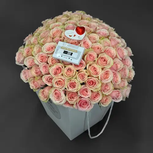 Букет из 101 розовой розы с валентинкой и аудиокассетой 