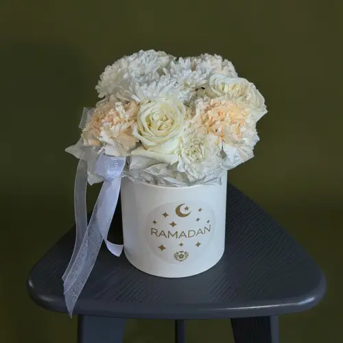 Цветочная композиция из гвоздик, роз и хризантем в шляпной коробке