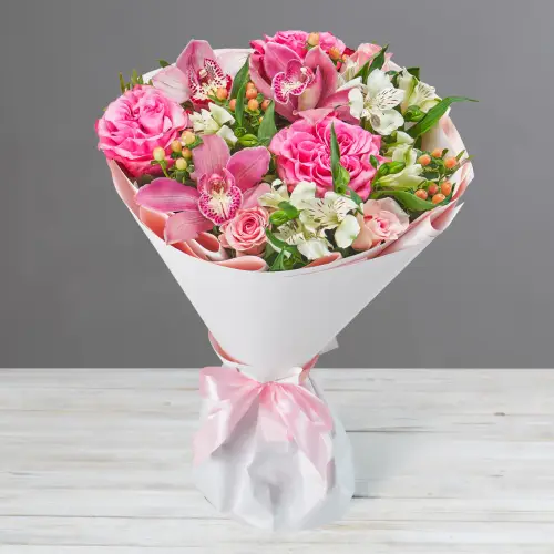 Нежный букет из розовых орхидей и роз