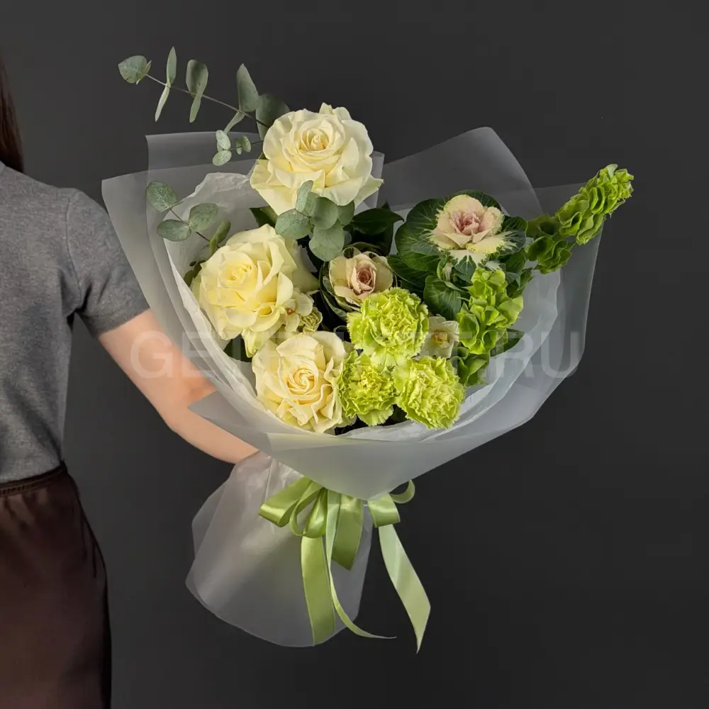 224585 Букет из белых роз, молюцеллы и брассики 