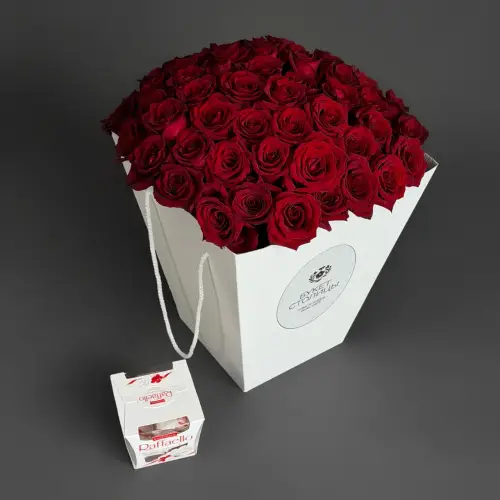 Цветочная композиция из 51 розы с конфетами рафаэлло