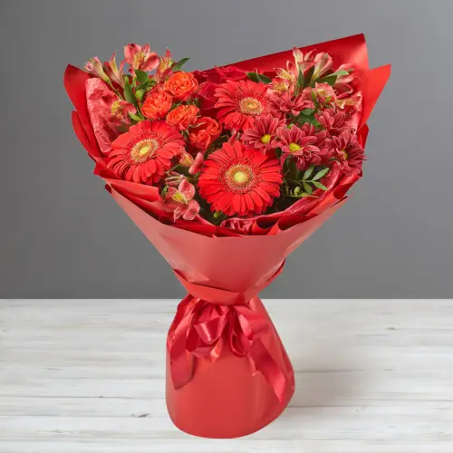 Ярко-красный букет из гербер, роз и хризантем