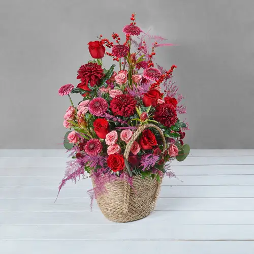 Композиция из красных роз, хризантем и аспарагуса в корзине