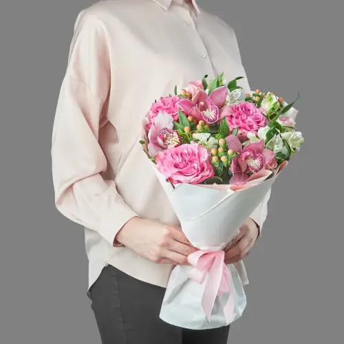 Нежный букет из розовых орхидей и роз