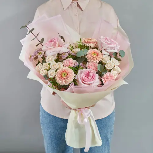 Букет из роз, хризантем и герберы с эвкалиптом