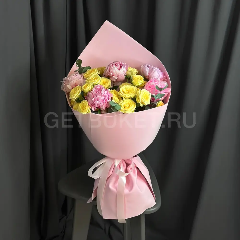 236307 Букет из пионов и кустовых роз