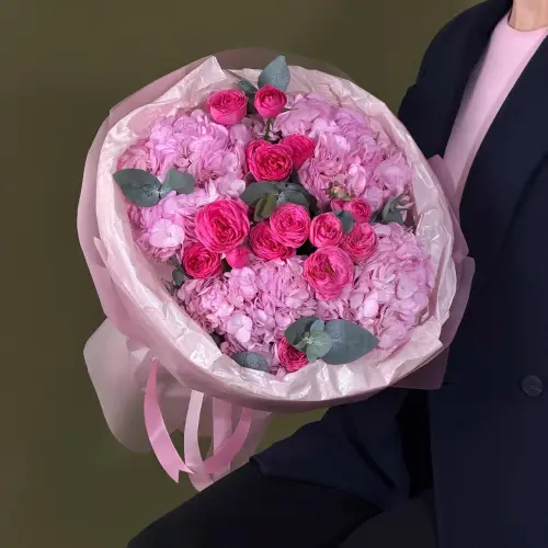 Букет из гортензий и кустовых роз