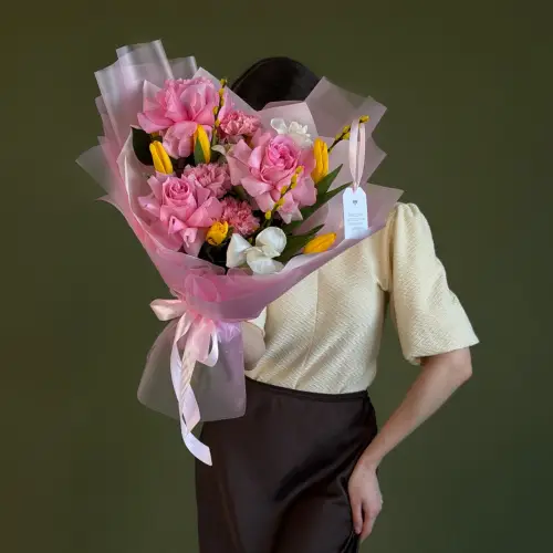 Букет из роз, тюльпанов и гвоздик с вербой 
