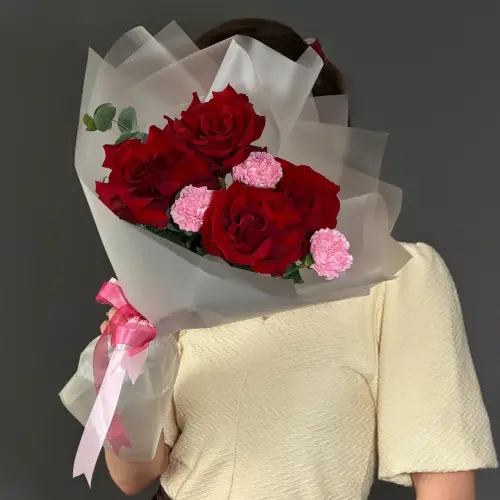 Букет из роз и гвоздик с эвкалиптом