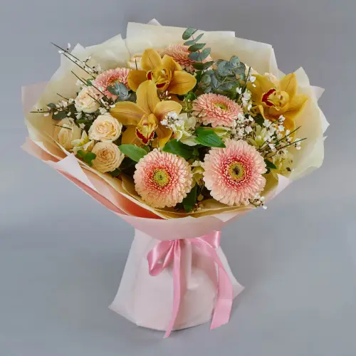 Букет из розовых гербер, кустовых роз и орхидеи