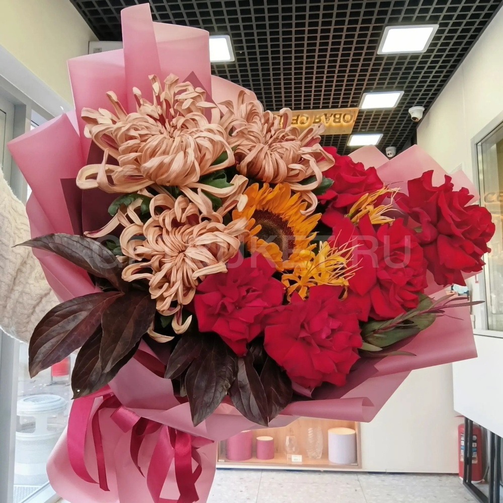 246635 Букет из роз, гелиантуса и нерине