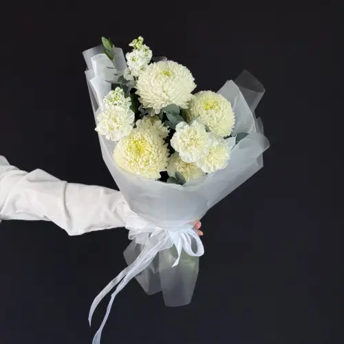 Букет из гвоздик, хризантем и маттиолы 