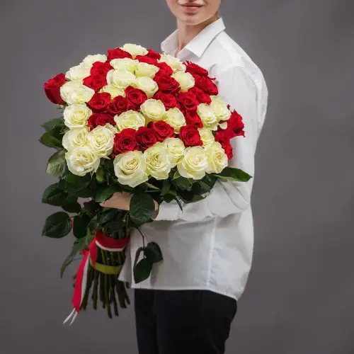 Букет из 51 красно-белой эквадорской розы