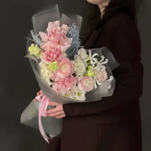 Букет из роз с нерине, ранункулюсом и эустомой