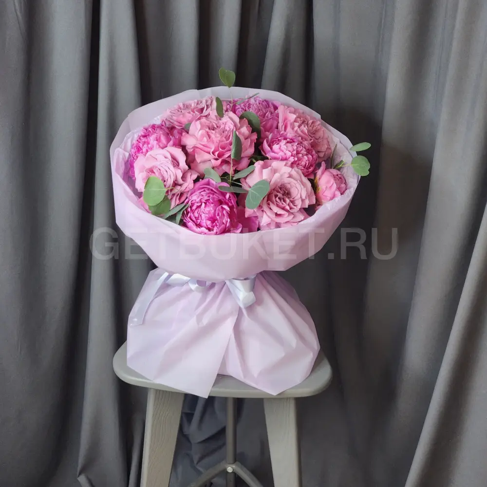 242264 Букет из роз, малиновых пионов и эвкалипта