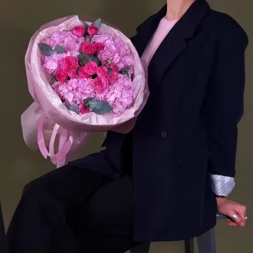 Букет из гортензий и кустовых роз