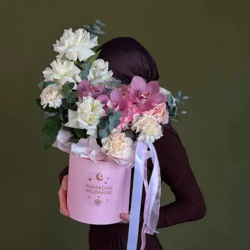 Цветочная композиция из гвоздик, роз и гортензии в шляпной коробке