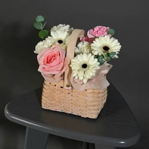 Цветочная корзина из гвоздик, гербер и розы
