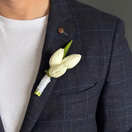 Бутоньерка из тюльпанов