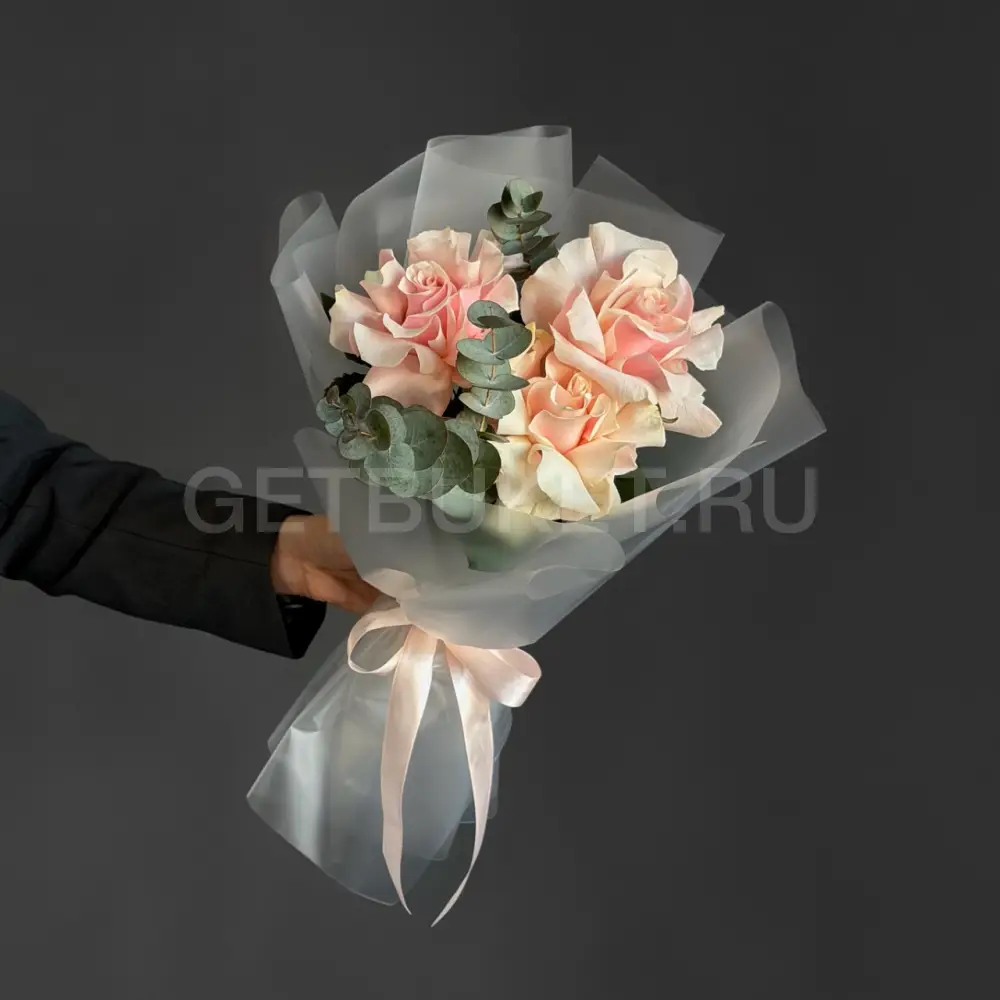 233237 Букет из трех розовых роз с экалиптом
