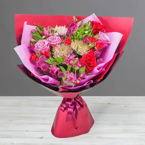 Букет из разноцветных роз, хризантем и альстромерий