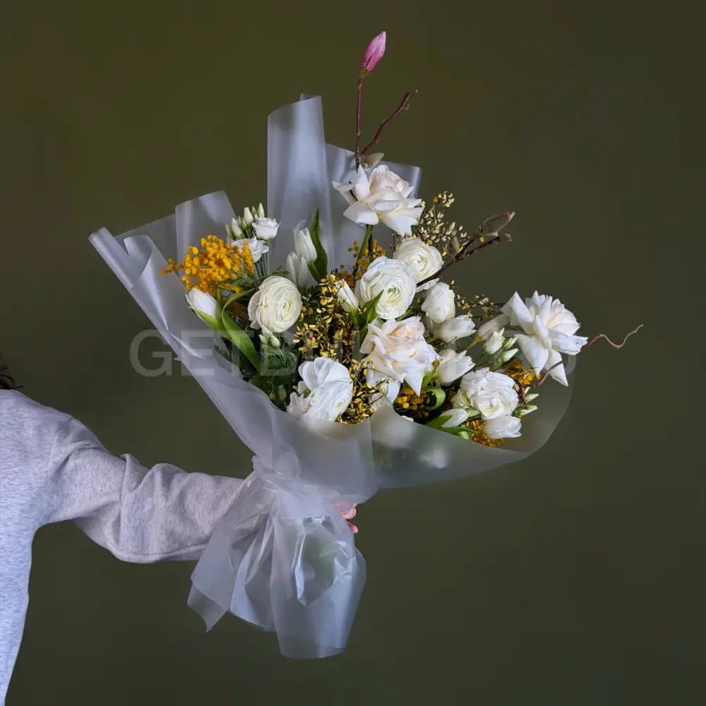 225800 Букет из тюльпанов, роз и ранункулюса с магнолией