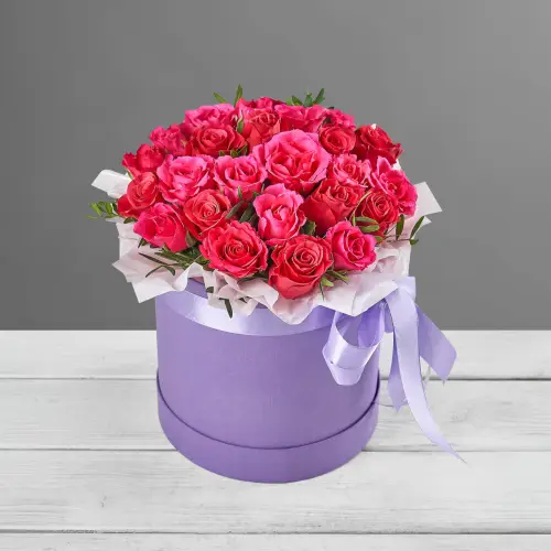 Композиция из малиново-розовых роз и пистакии в шляпной коробке