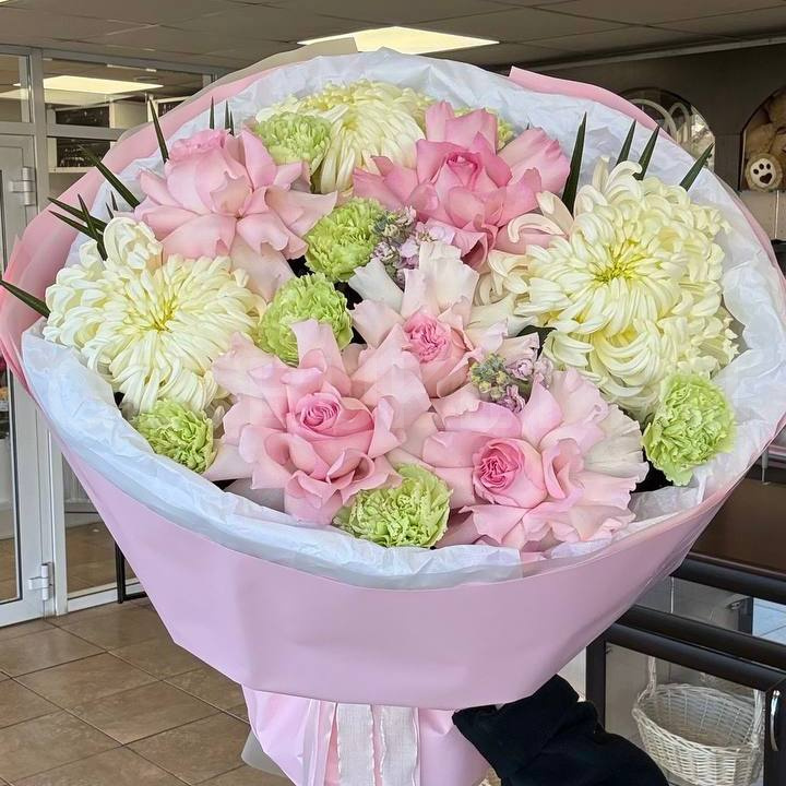 247089 Букет из роз, белых хризантем и маттиолы 