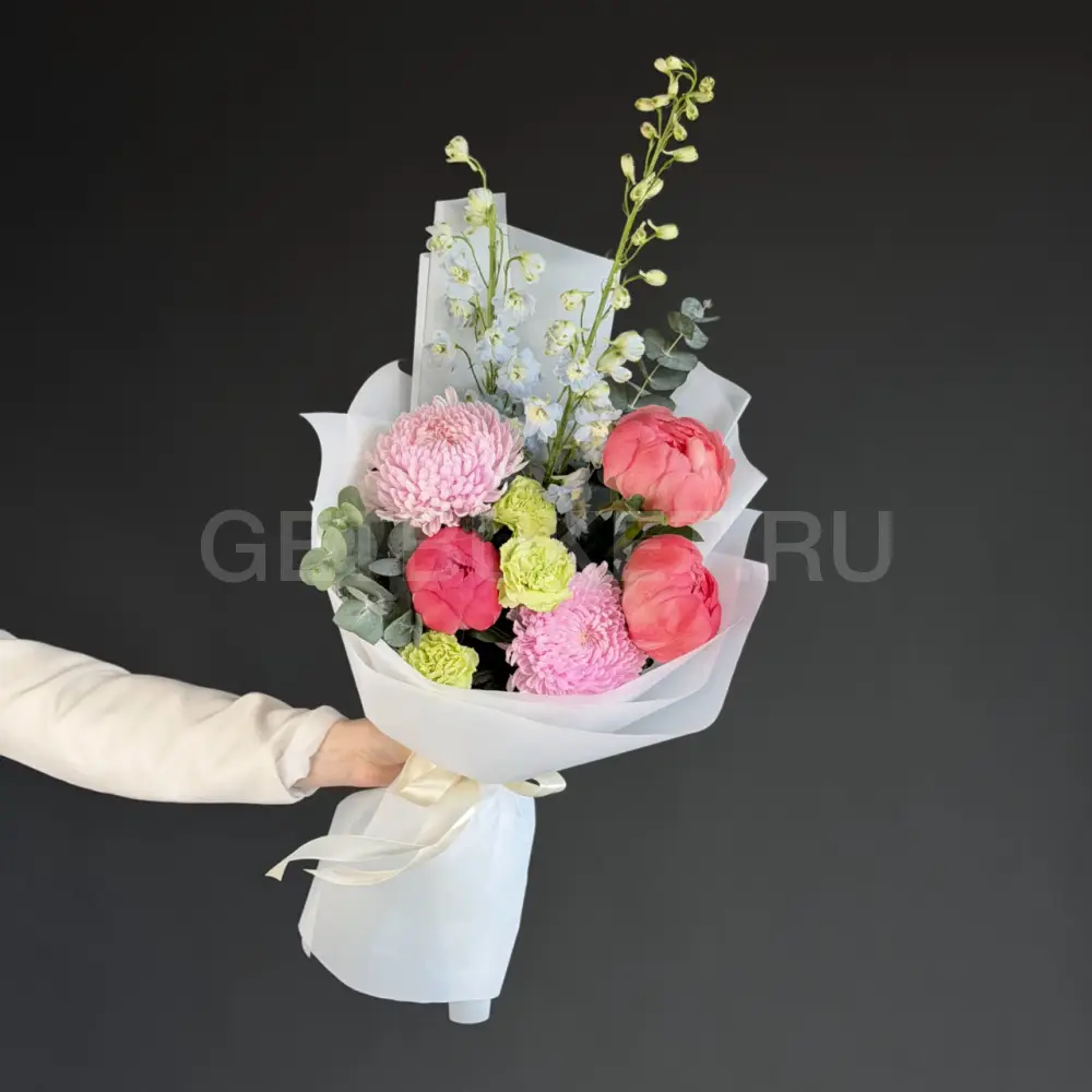 239334 Букет с пионами, дельфиниумом и гвоздикой 