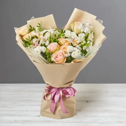 Нежный букет из кремовых роз, орхидей и альстромерий