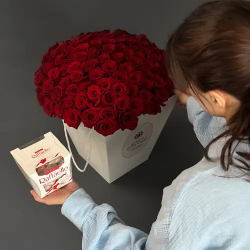 Цветочная композиция из 101 розы с конфетами рафаелло