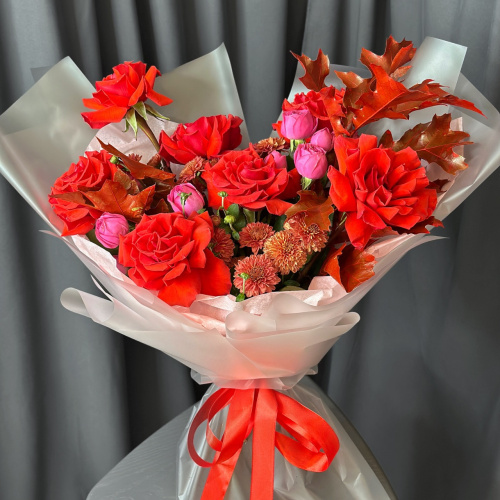 Букет из роз и кустовой хризантемы 