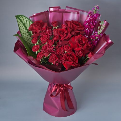 Яркий букет красных роз, гербер и маттиолы 