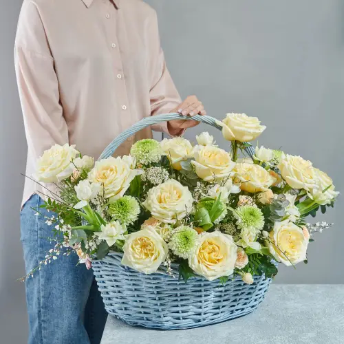 Корзина роз с тюльпанами, хризантемой и эвкалиптом 