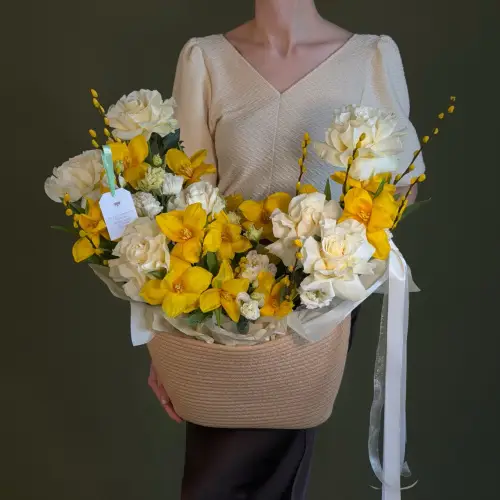 Цветочная композиция с розами, тюльпанами и эустомы в корзине 