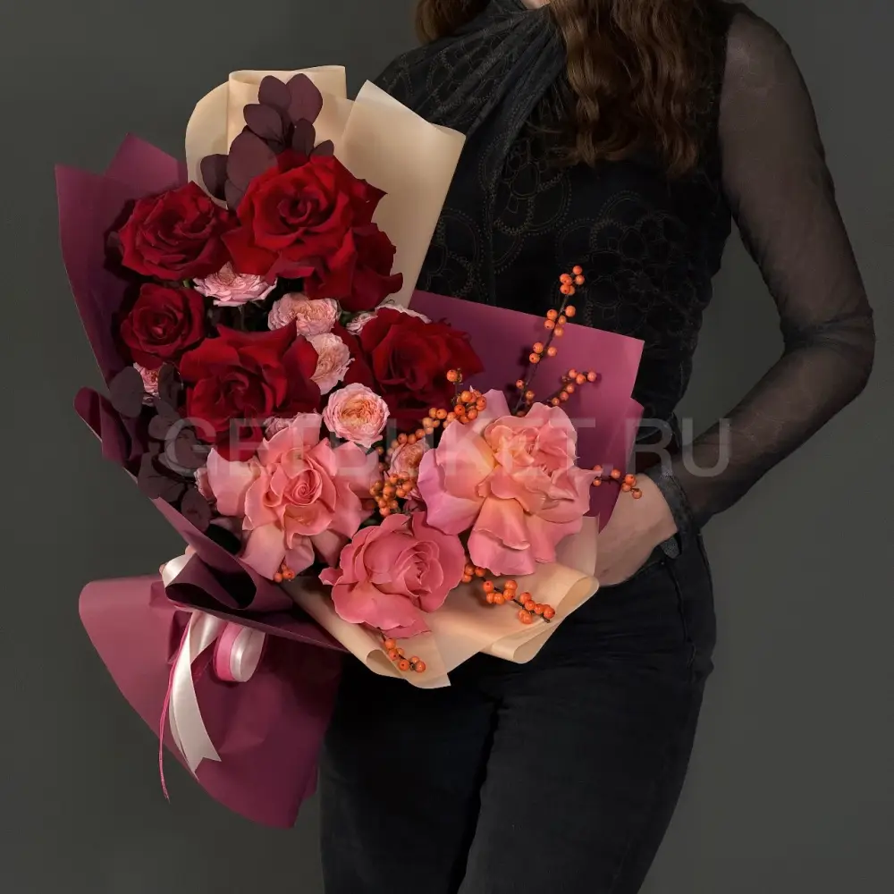 222809 Букет из роз с эквалиптом и илексом