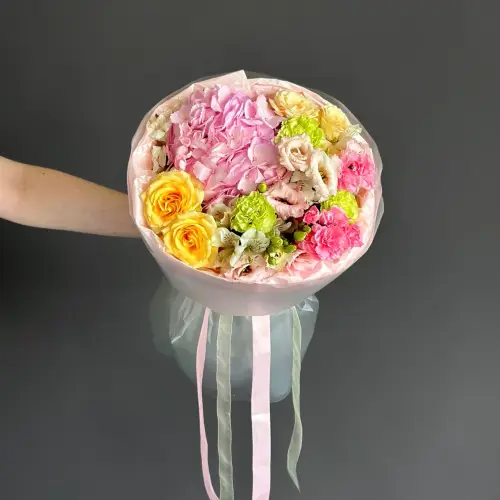Букет из альстромерий, кустовых роз и гортензии
