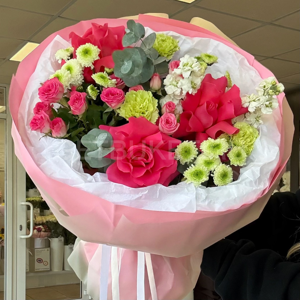 246394 Букет из роз, маттиолы и хризантем с эвкалиптом