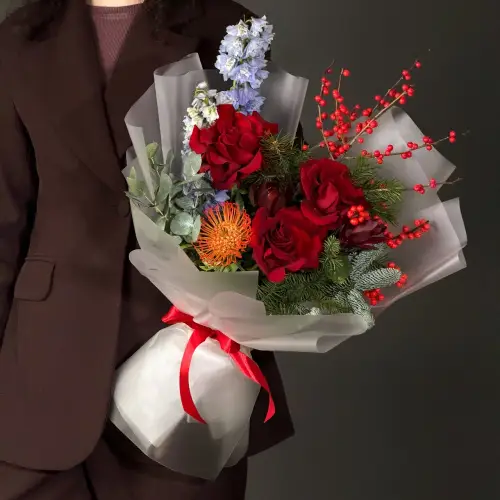 Зимний букет из нобилиса с нутаном, дельфиниумом и илексом