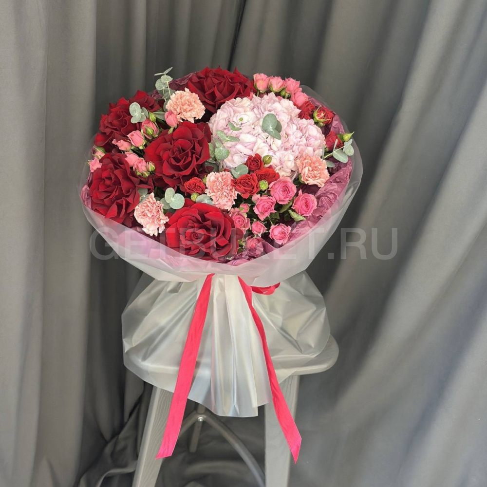 246237 Букет из кустовых роз, гортензии и эвкалипта