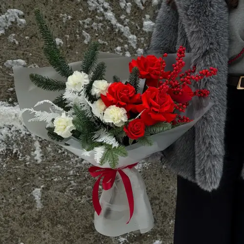 Новогодний букет из нобилиса с розами, гвоздикой и илексом