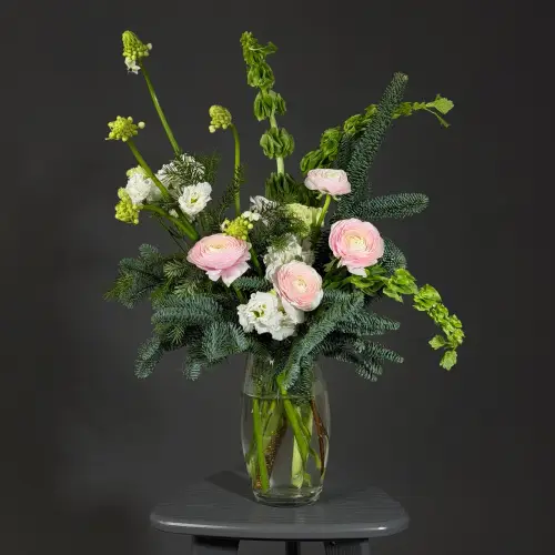 Зимняя композиция в вазе из рунункулуса с нобилисом, орнитогалумом и эустомй