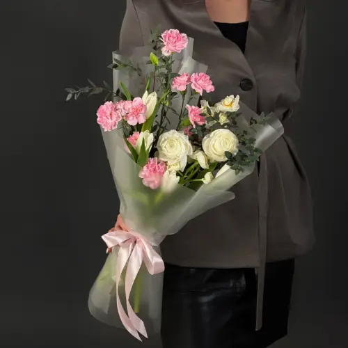 Букет из ранункулюсов с тюльпаном и нарциссом