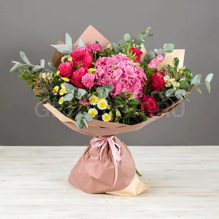 Купить букет с розовой гортензией, лимониумом и хризантемой в Казани  недорого