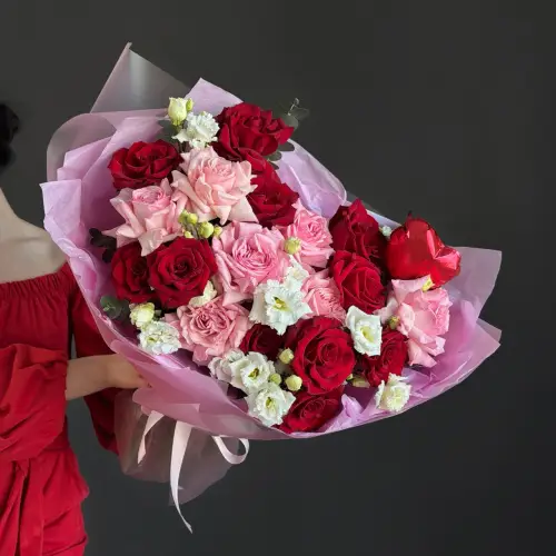 Букет из эустомы с розами и гортензией