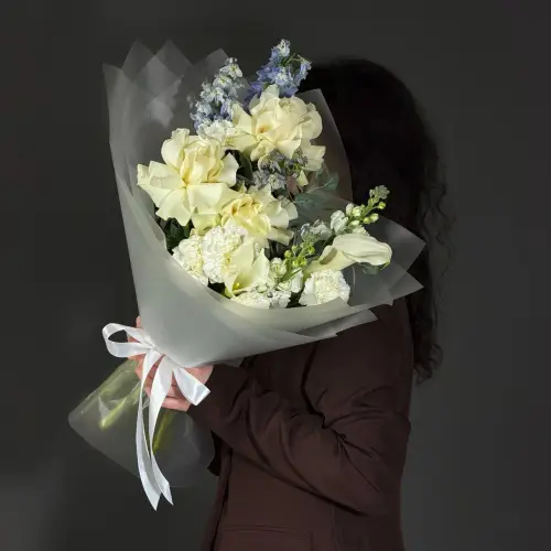 Зимний букет из белых роз с дельфиниумом, гвоздикой и маттиолой 