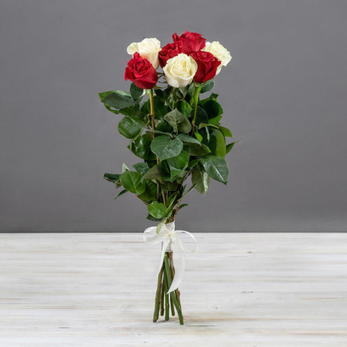 Букет из 7 красно-белых роз
