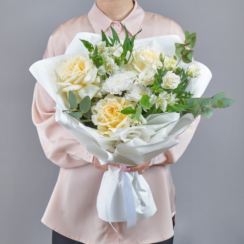 Букет из белых роз с эустомой и хризантемой