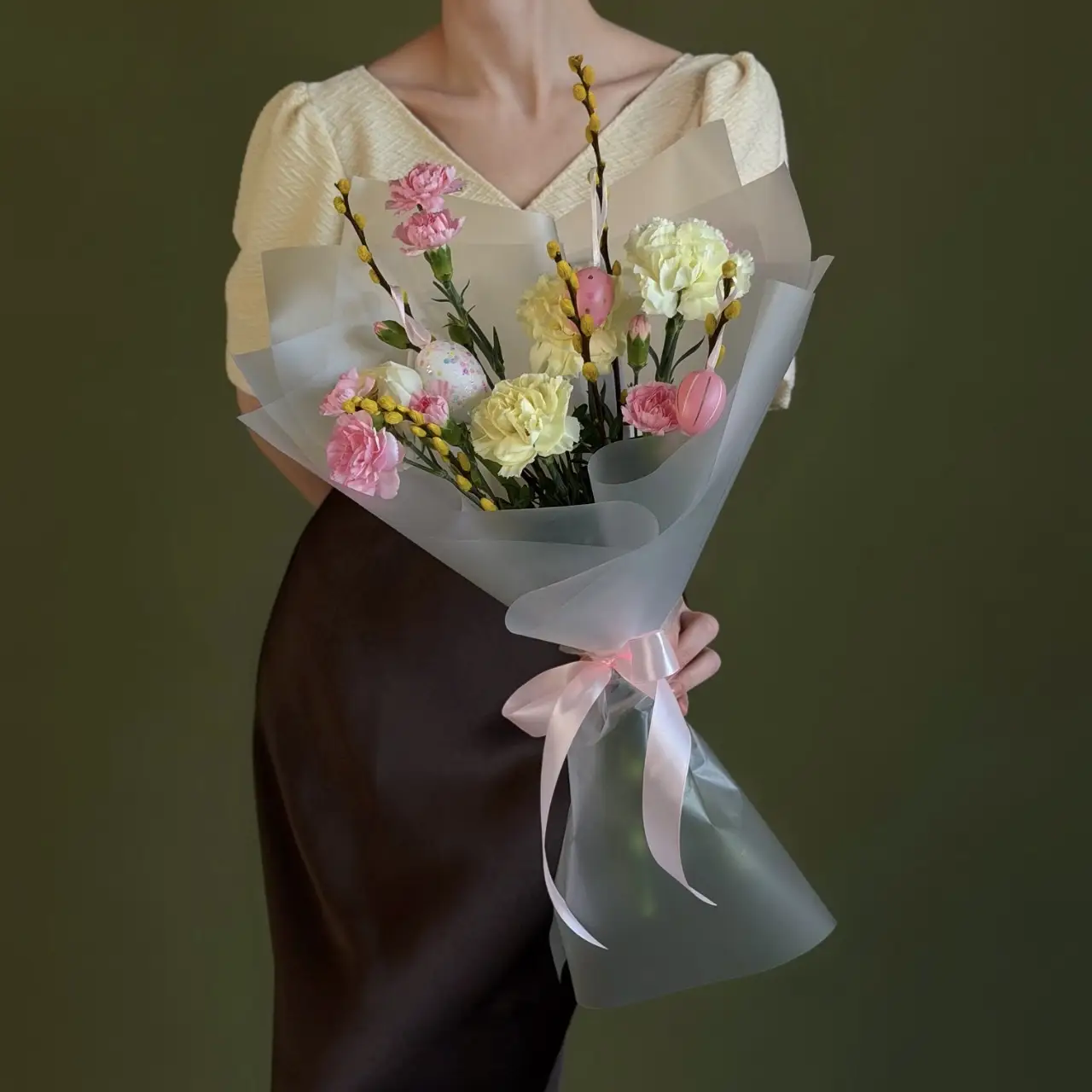 Букет из гвоздик, вербы и рунукулюса 